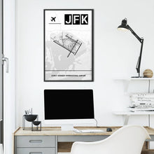 Lade das Bild in den Galerie-Viewer, John F. Kennedy International Airport (Flughafen New York JFK / KJFK) Light Poster - Minimal - Vorschau über Schreibtisch vor einer weißen Wand