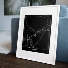 Lade das Bild in den Galerie-Viewer, Kapfenberg Dark Poster - Minimal - Vorschau in einem Wohnzimmer am Boden aufgestellt und auf der Couch angelehnt