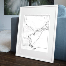 Lade das Bild in den Galerie-Viewer, Kapfenberg Light Poster - Minimal - Vorschau in einem Wohnzimmer am Boden aufgestellt und auf der Couch angelehnt