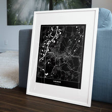 Lade das Bild in den Galerie-Viewer, Karlsruhe Dark Poster - Minimal - Vorschau in einem Wohnzimmer am Boden aufgestellt und auf der Couch angelehnt
