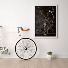 Lade das Bild in den Galerie-Viewer, Kassel Dark Poster - Minimal - Vorschau in einem hellen Zimmer mit Fahrrad an Wand angelehnt