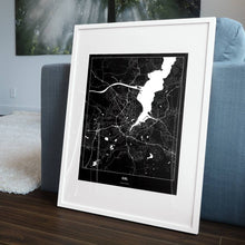 Lade das Bild in den Galerie-Viewer, Kiel Dark Poster - Minimal - Vorschau in einem Wohnzimmer am Boden aufgestellt und auf der Couch angelehnt