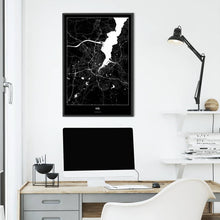 Lade das Bild in den Galerie-Viewer, Kiel Dark Poster - Minimal - Vorschau über Schreibtisch vor einer weißen Wand