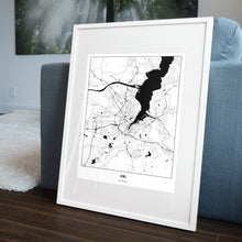 Lade das Bild in den Galerie-Viewer, Kiel Light Poster - Minimal - Vorschau in einem Wohnzimmer am Boden aufgestellt und auf der Couch angelehnt