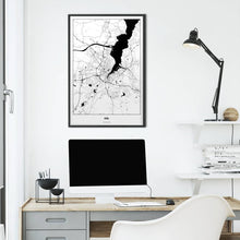 Lade das Bild in den Galerie-Viewer, Kiel Light Poster - Minimal - Vorschau über Schreibtisch vor einer weißen Wand