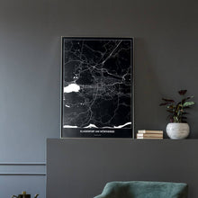 Lade das Bild in den Galerie-Viewer, Klagenfurt am Wörthersee Dark Poster - Minimal - Vorschau in einem eleganten Zimmer mit Sessel und grauer Wand