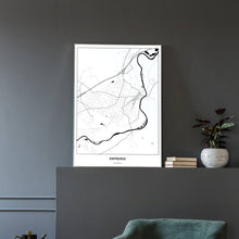 Lade das Bild in den Galerie-Viewer, Knittelfeld Light Poster - Minimal - Vorschau in einem eleganten Zimmer mit Sessel und grauer Wand