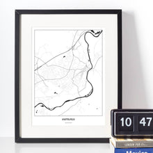 Lade das Bild in den Galerie-Viewer, Knittelfeld Light Poster - Minimal - Vorschau vor weißer Wand zusammen mit Dekoartikeln