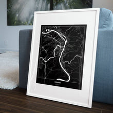 Lade das Bild in den Galerie-Viewer, Koblenz Dark Poster - Minimal - Vorschau in einem Wohnzimmer am Boden aufgestellt und auf der Couch angelehnt