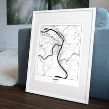 Lade das Bild in den Galerie-Viewer, Koblenz Light Poster - Minimal - Vorschau in einem Wohnzimmer am Boden aufgestellt und auf der Couch angelehnt