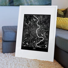 Lade das Bild in den Galerie-Viewer, Köln Dark Poster - Minimal - Vorschau am Boden auf Couch angelehnt in einem Wohnzimmer