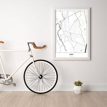 Lade das Bild in den Galerie-Viewer, Leibnitz Light Poster - Minimal - Vorschau in einem hellen Zimmer mit Fahrrad an Wand angelehnt