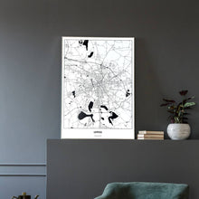 Lade das Bild in den Galerie-Viewer, Leipzig Light Poster - Minimal - Vorschau in einem eleganten Zimmer mit Sessel und grauer Wand