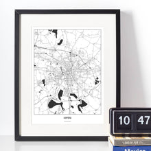 Lade das Bild in den Galerie-Viewer, Leipzig Light Poster - Minimal - Vorschau vor weißer Wand zusammen mit Dekoartikeln