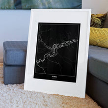 Lade das Bild in den Galerie-Viewer, Leoben Dark Poster - Minimal - Vorschau am Boden auf Couch angelehnt in einem Wohnzimmer