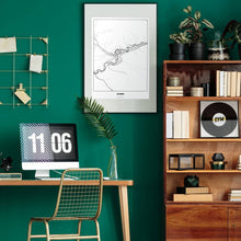 Lade das Bild in den Galerie-Viewer, Leoben Light Poster - Minimal - Vorschau über Schreibtisch in einem Zimmer mit grüner Wand und Holzmöbel