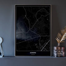 Lade das Bild in den Galerie-Viewer, Leonding Dark Poster - Minimal - Vorschau neben Dekoartikeln vor dunkelgrauer Wand