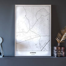 Lade das Bild in den Galerie-Viewer, Leonding Light Poster - Minimal - Vorschau neben Dekoartikeln vor dunkelgrauer Wand