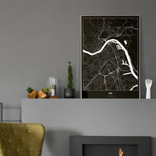 Lade das Bild in den Galerie-Viewer, Linz Dark Poster - Minimal - Vorschau in einem eleganten Zimmer mit Kamin und grauer Wandfarbe