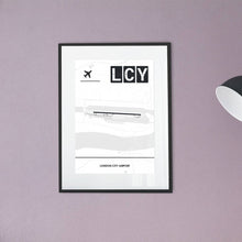Lade das Bild in den Galerie-Viewer, London City Airport (Flughafen LCY / EGLC) Light Poster - Minimal - Vorschau vor einer Wand in Pastelrosa