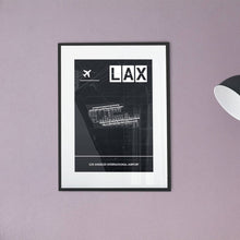 Lade das Bild in den Galerie-Viewer, Los Angeles International Airport (Flughafen LAX / KLAX) Dark Poster - Minimal - Vorschau vor einer Wand in Pastelrosa
