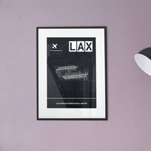 Lade das Bild in den Galerie-Viewer, Los Angeles International Airport (Flughafen LAX / KLAX) Dark Poster - Minimal - Vorschau vor einer Wand in Pastelrosa