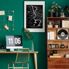 Lade das Bild in den Galerie-Viewer, Ludwigshafen am Rhein Dark Poster - Minimal - Vorschau über Schreibtisch in einem Zimmer mit grüner Wand und Holzmöbel