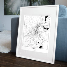 Lade das Bild in den Galerie-Viewer, Lübeck Light Poster - Minimal - Vorschau in einem Wohnzimmer am Boden aufgestellt und auf der Couch angelehnt