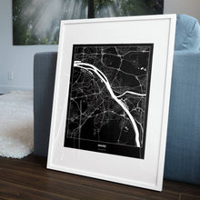 Lade das Bild in den Galerie-Viewer, Mainz Dark Poster - Minimal - Vorschau in einem Wohnzimmer am Boden aufgestellt und auf der Couch angelehnt
