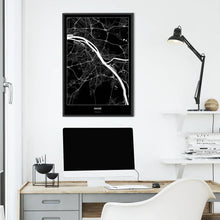 Lade das Bild in den Galerie-Viewer, Mainz Dark Poster - Minimal - Vorschau über Schreibtisch vor einer weißen Wand