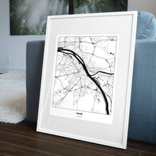 Lade das Bild in den Galerie-Viewer, Mainz Light Poster - Minimal - Vorschau in einem Wohnzimmer am Boden aufgestellt und auf der Couch angelehnt