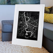 Lade das Bild in den Galerie-Viewer, Mannheim Dark Poster - Minimal - Vorschau am Boden auf Couch angelehnt in einem Wohnzimmer