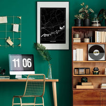 Lade das Bild in den Galerie-Viewer, Marchtrenk Dark Poster - Minimal - Vorschau über Schreibtisch in einem Zimmer mit grüner Wand und Holzmöbel