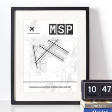 Lade das Bild in den Galerie-Viewer, Minneapolis-Saint Paul International Airport (Flughafen MSP / KMSP) Light Poster - Minimal - Vorschau vor weißer Wand zusammen mit Dekoartikeln