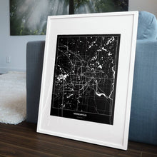 Lade das Bild in den Galerie-Viewer, Minneapolis Dark Poster - Minimal - Vorschau in einem Wohnzimmer am Boden aufgestellt und auf der Couch angelehnt