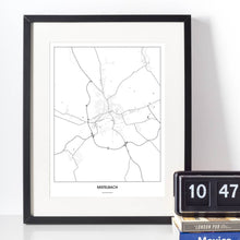 Lade das Bild in den Galerie-Viewer, Mistelbach Light Poster - Minimal - Vorschau vor weißer Wand zusammen mit Dekoartikeln