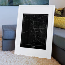 Lade das Bild in den Galerie-Viewer, Mödling Dark Poster - Minimal - Vorschau am Boden auf Couch angelehnt in einem Wohnzimmer