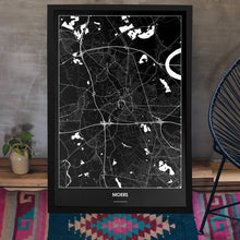 Lade das Bild in den Galerie-Viewer, Moers Dark Poster - Minimal - Vorschau aufgestellt auf Boden an grauer Wand angelehnt