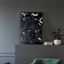 Lade das Bild in den Galerie-Viewer, Moers Dark Poster - Minimal - Vorschau in einem eleganten Zimmer mit Sessel und grauer Wand