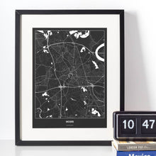 Lade das Bild in den Galerie-Viewer, Moers Dark Poster - Minimal - Vorschau vor weißer Wand zusammen mit Dekoartikeln