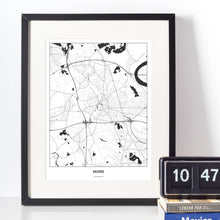 Lade das Bild in den Galerie-Viewer, Moers Light Poster - Minimal - Vorschau vor weißer Wand zusammen mit Dekoartikeln