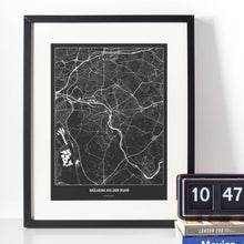 Lade das Bild in den Galerie-Viewer, Mülheim an der Ruhr Dark Poster - Minimal - Vorschau vor weißer Wand zusammen mit Dekoartikeln