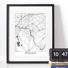 Lade das Bild in den Galerie-Viewer, Mülheim an der Ruhr Light Poster - Minimal - Vorschau vor weißer Wand zusammen mit Dekoartikeln