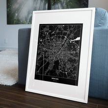 Lade das Bild in den Galerie-Viewer, München Dark Poster - Minimal - Vorschau in einem Wohnzimmer am Boden aufgestellt und auf der Couch angelehnt