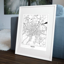 Lade das Bild in den Galerie-Viewer, München Light Poster - Minimal - Vorschau in einem Wohnzimmer am Boden aufgestellt und auf der Couch angelehnt