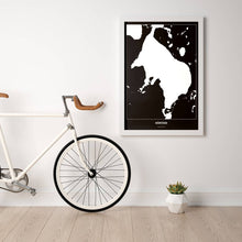 Lade das Bild in den Galerie-Viewer, Müritzsee Dark Poster - Minimal - Vorschau in einem hellen Zimmer mit Fahrrad an Wand angelehnt
