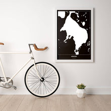 Lade das Bild in den Galerie-Viewer, Müritzsee Dark Poster - Minimal - Vorschau in einem hellen Zimmer mit Fahrrad an Wand angelehnt