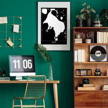 Lade das Bild in den Galerie-Viewer, Müritzsee Dark Poster - Minimal - Vorschau über Schreibtisch in einem Zimmer mit grüner Wand und Holzmöbel
