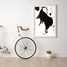 Lade das Bild in den Galerie-Viewer, Müritzsee Light Poster - Minimal - Vorschau in einem hellen Zimmer mit Fahrrad an Wand angelehnt
