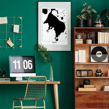 Lade das Bild in den Galerie-Viewer, Müritzsee Light Poster - Minimal - Vorschau über Schreibtisch in einem Zimmer mit grüner Wand und Holzmöbel
